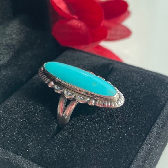 Gorgeous Silver Oval Turquoise Stone Ring | Size: 5 - Picture 3 of 10